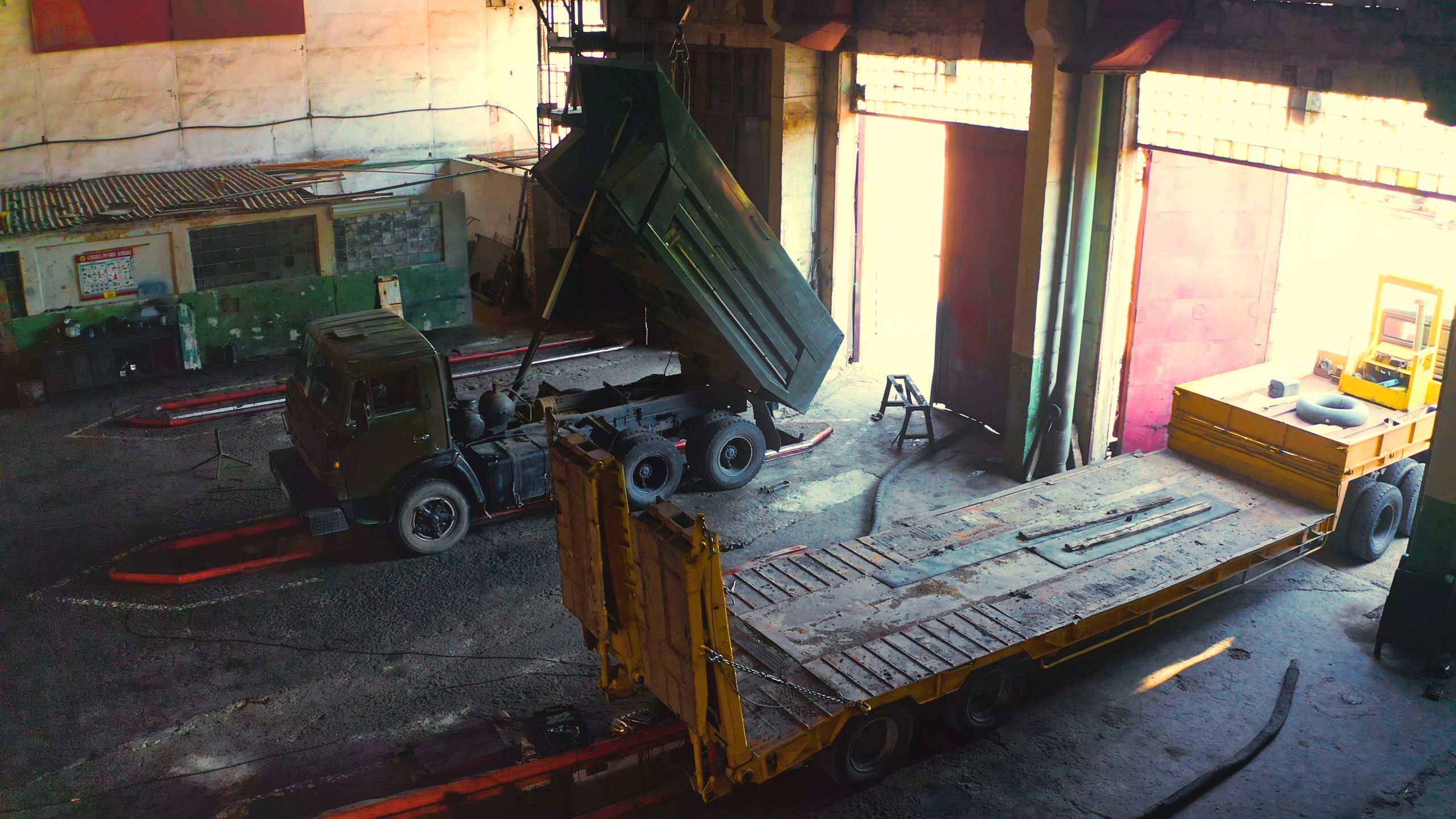 Vehículos pesados dentro de un taller industrial