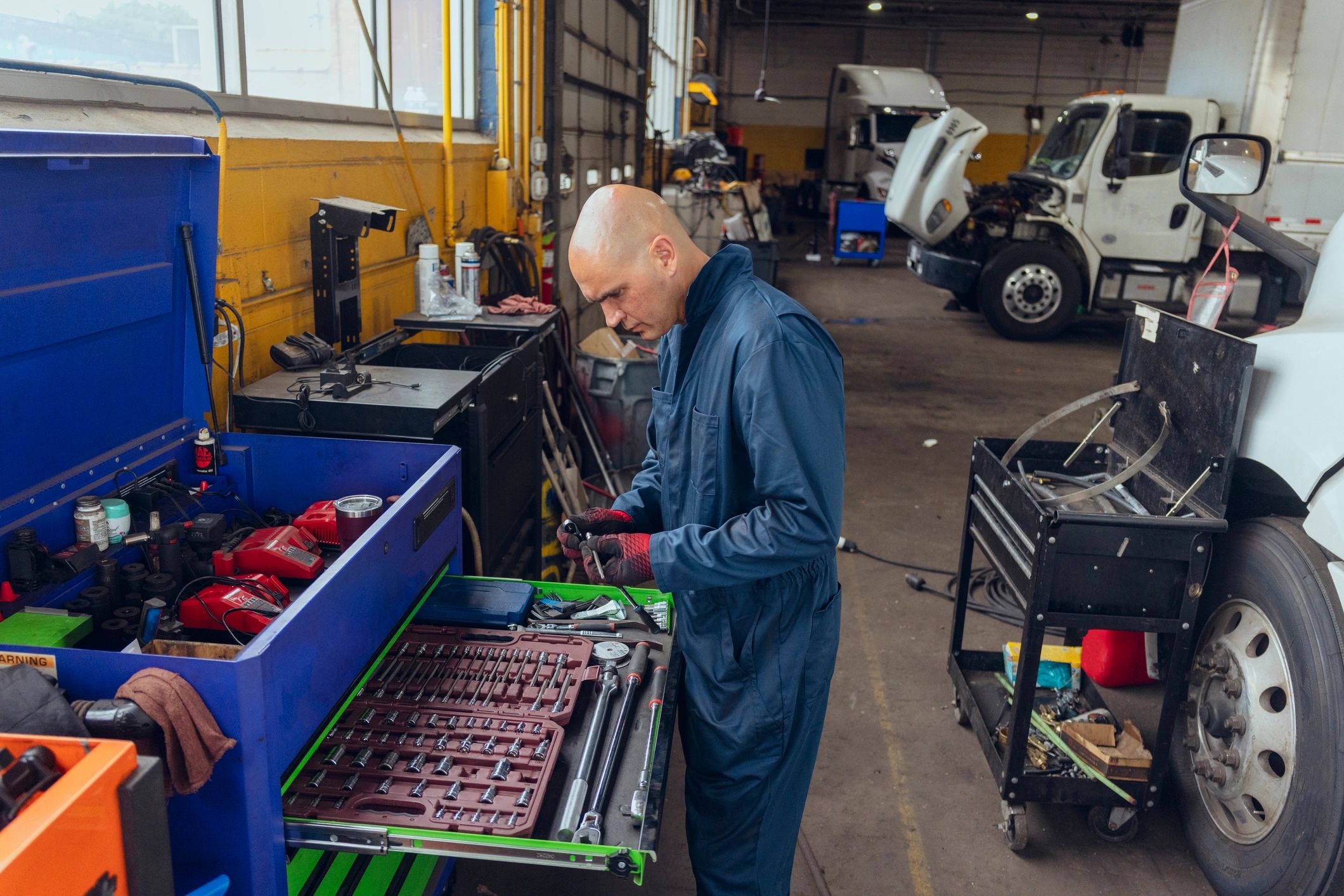 Técnico preparando herramientas para servicio de motor diésel